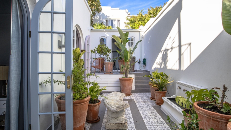To Let 5 Bedroom Property for Rent in Three Anchor Bay Western Cape